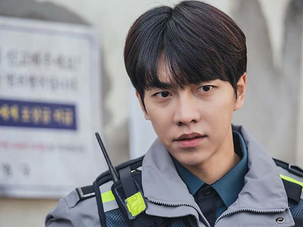 Lee Seung Gi Jadi Polisi Sigap di Foto Perdana Drama ‘Mouse’