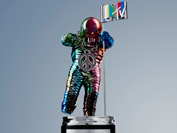 Icon Moonman untuk Trofi MTV Video Music Awards 2015 Kini Tampil dengan Gaya Baru!
