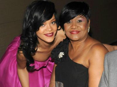 Ketahuan Foto Setengah Bugil, Rihanna Dipukul sang Ibu?