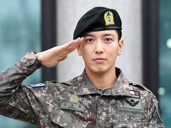 Resmi Kembali Dari Wajib Militer, Jung Yonghwa CNBLUE Disambut Ribuan Fans