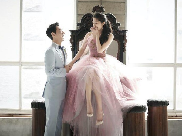 Potret Serasi Jun Jin Shinhwa dan Istri di Foto-foto Pernikahan