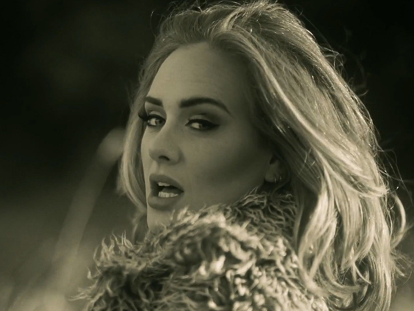 Pertama Kali Dengar Lagu 'Hello', Adele Akui Sempat Menangis di Toilet