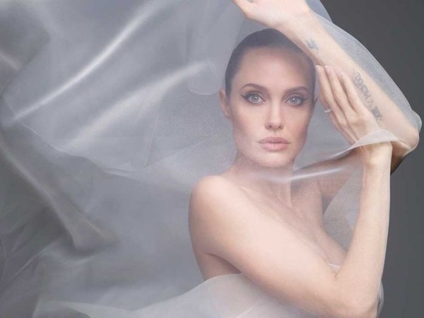 Angelina Jolie Tampil 'Naked' Di Pemotretan Majalah Harper's Bazaar
