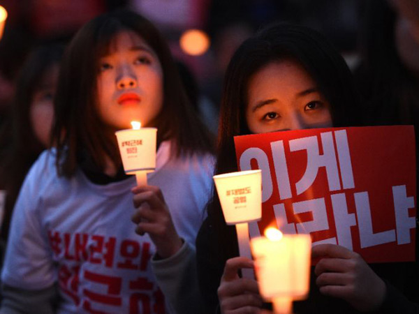 Gunakan Lightstick Resmi, Sejumlah Fandom Idola K-Pop Ikut Ramaikan Demo Presiden Park