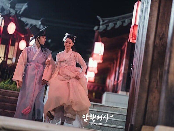 Kim Myungsoo dan Kwon Nara Akrab dalam Penyamaran di Foto Teaser Drama Baru