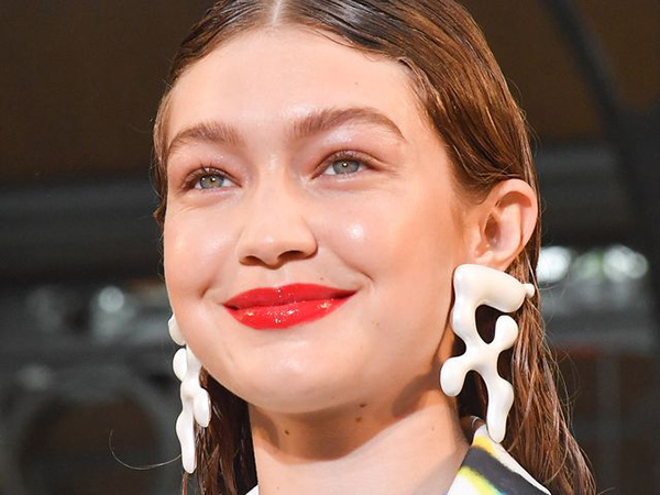 Gigi Hadid Bagikan Foto Selfie Perdana dengan Buah Hati