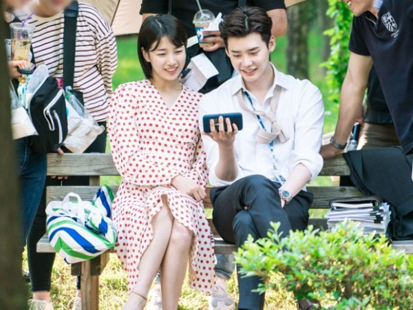 Momen Kedekatan Lee Jong Suk dan Suzy di Lokasi Syuting 'While You Were Sleeping'