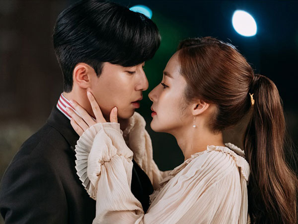 Kocaknya Momen di Balik Layar Adegan Romantis Park Seo Joon & Park Min Young di 'Secretary Kim'
