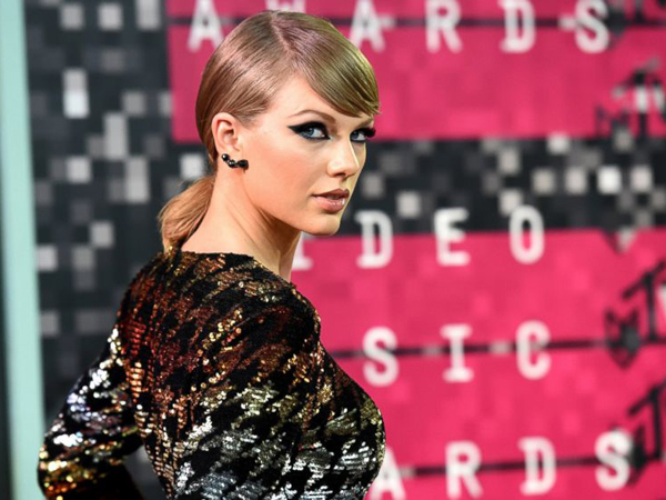 Ups, Suara Buang Angin Taylor Swift Terdengar Saat Rilis MV Terbarunya di MTV VMA 2015?