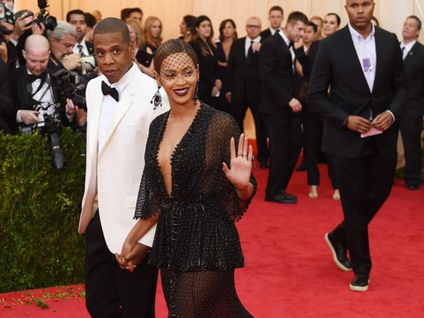 Jay-Z ‘Lamar’ Kembali Beyonce di Red Carpet Met Gala 2014!