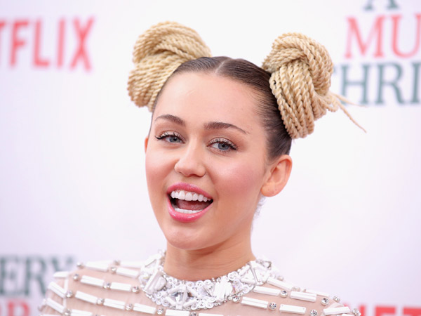 Pergi Tanpa Cincin Tunangan, Miley Cyrus Gagal Menikah Lagi?