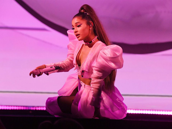 Batalkan Konser karena Sakit Makin Parah, Ariana Grande Traktir Fans