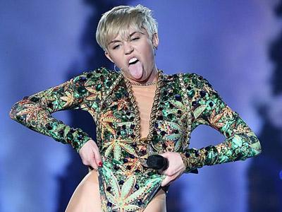 Duh, Kontroversi Panggung Miley Cyrus Dianggap Wajar!