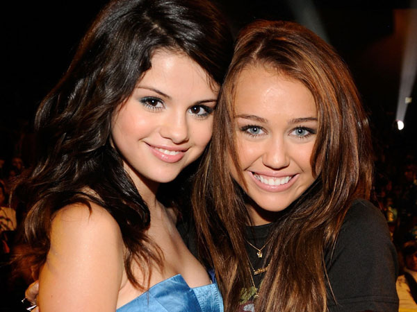 Selena Gomez Dihina Oleh Desainer Ternama Dunia, Miley Cyrus Geram!