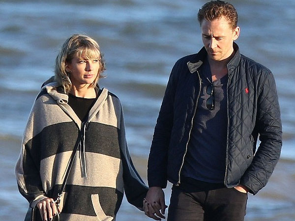 Taylor Swift Liburan Manis di Pantai Bareng Keluarga Tom Hiddleston