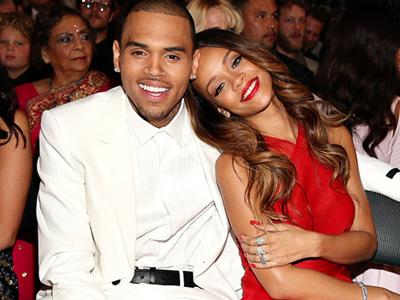 Kenakan Berlian di Jari Manis, Rihanna Tunangan dengan Chris Brown?
