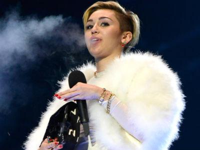 Bakar Ganja di MTV EMA 2013, Miley Cyrus: "Aku Pikir Itu Lucu"