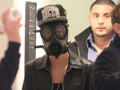 Kok Justin Bieber Gunakan Masker Gas Sewaktu Ke Mall?