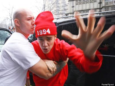 Bieber Perintahkan Pengawal Rebut Kamera Paparazzi