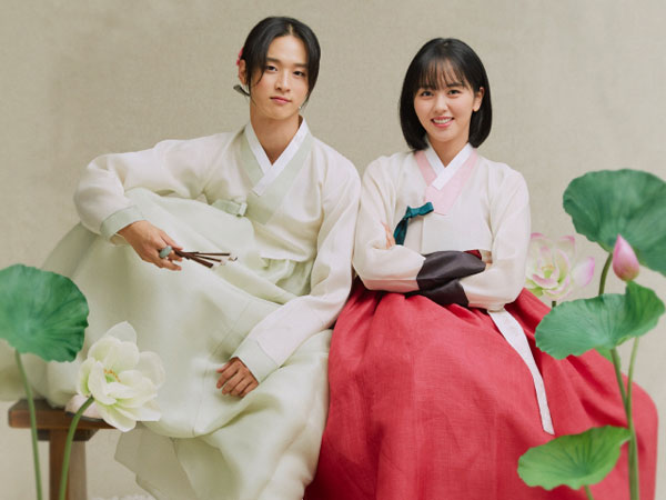 Lucunya Kim So Hyun dan Jang Dong Yoon 'Adu Cantik' di Pemotretan Poster 'Tale of Nok-du'