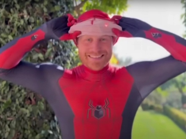 Pangeran Harry Berkostum Spider-Man untuk Hibur Anak Yatim