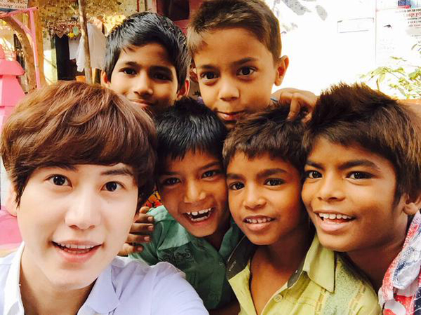 Kyuhyun Super Junior Rayakan Ulang Tahun Bareng Bocah-bocah di India