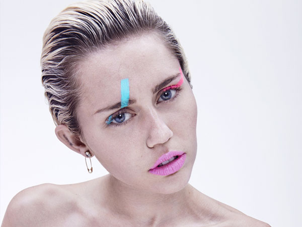 Miley Cyrus Akui 'Suka' Wanita Sejak Usia 14 Tahun, Bagaimana Reaksi Ibunya?
