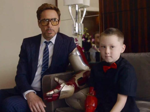 Mengharukan, Tony Stark Berikan Tangan Bioniknya Ke Anak Penyandang Disabilitas!
