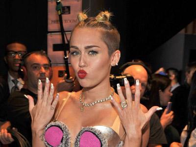 Miley Cyrus Angkat Bicara Soal Penampilan Kontroversialnya di MTV VMA