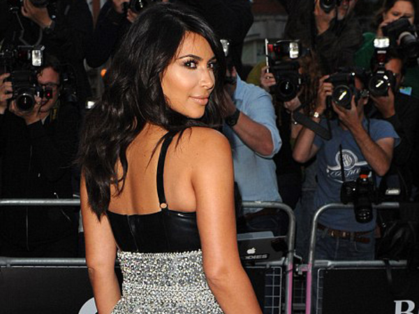 Kim Kardashian West Raih Gelar 'Woman of the Year'!