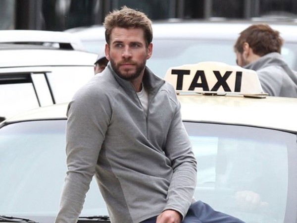 Liam Hemsworth Kepergok Jalan dengan Wanita Misterius, Sudah Move On?