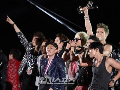 Super Junior Borong Piala Penghargaan di Golden Disk Awards 2013