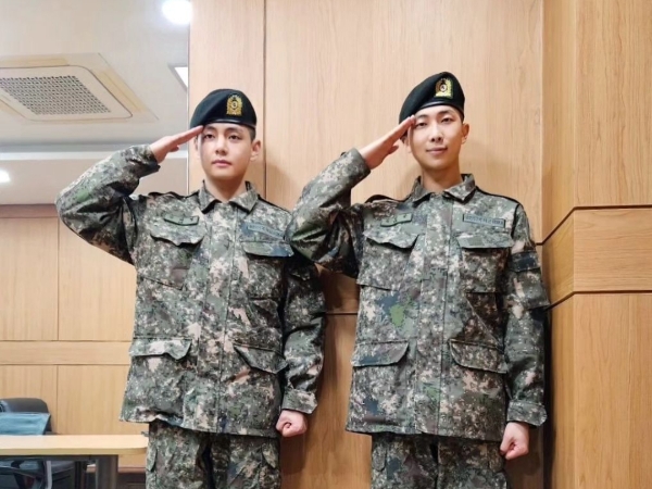 Resmi Selesaikan Pelatihan Dasar, RM dan V BTS Tampil Gagah dalam Seragam Militer