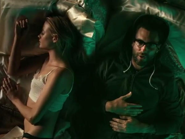 Tampilkan Adegan Seksual, Video Musik 'Animals' Maroon 5 Dikritik!