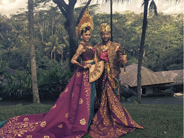 Gaya John Legend dan Chrissy Teigen Pakai Busana Adat di Bali