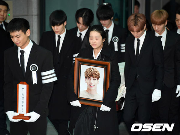 Tangis Keluarga dan Sahabat Pecah Iringi Prosesi Pemakaman Jonghyun SHINee