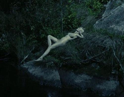 Kirsten Dunst Senang Bugil di Film Melancholia