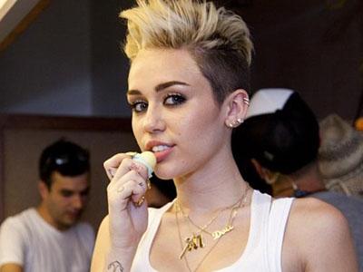 Miley Cyrus Bocorkan Tanggal Perilisan Album Terbarunya, 'Bangerz'!