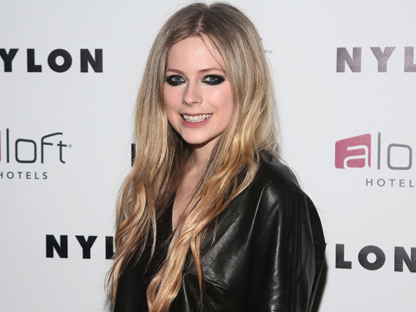 Digosipkan Vakum dari Musik Karena Hamil dan Rehabilitasi, Ini Kata Avril Lavigne!