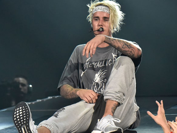 Justin Bieber Jatuh Lagi di Panggung, Dancernya Malah Tertawa