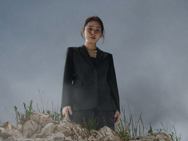 Lee Bo Young Berdiri di Tepi Tebing Dalam Poster Terbaru 'Hide'