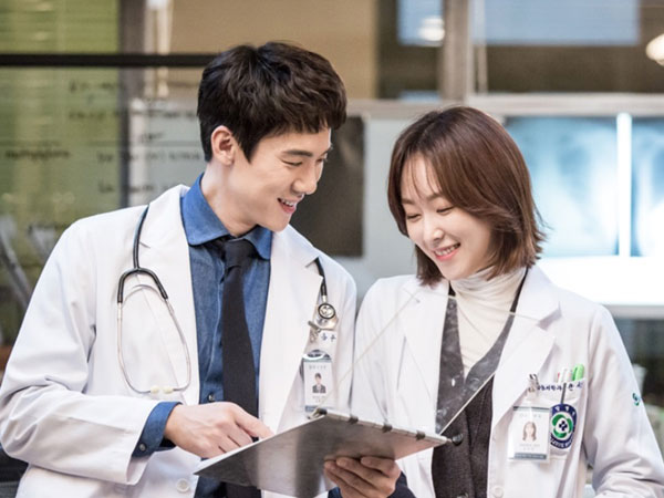 Unggul dari Drama Sejenis, 'Romantic Doctor, Teacher Kim' Dapat Dukungan Asosiasi Perawat Korea