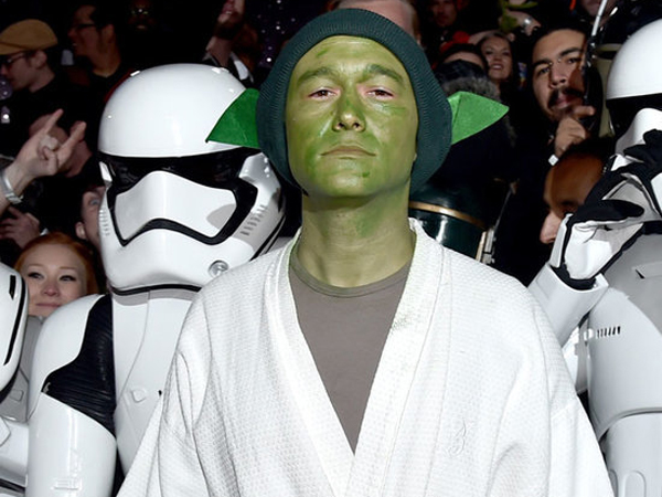 Ngefans Berat, Joseph Gordon-Levitt Tampil a La Yoda di Premiere Star Wars