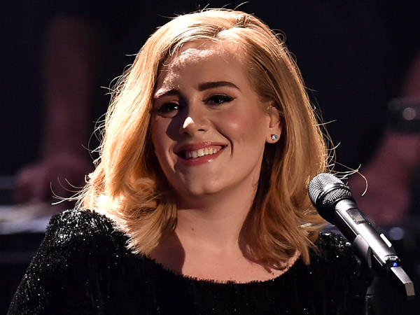 Bantah Persembahkan Konsernya, Adele Ngaku Tak Peduli dengan Brangelina