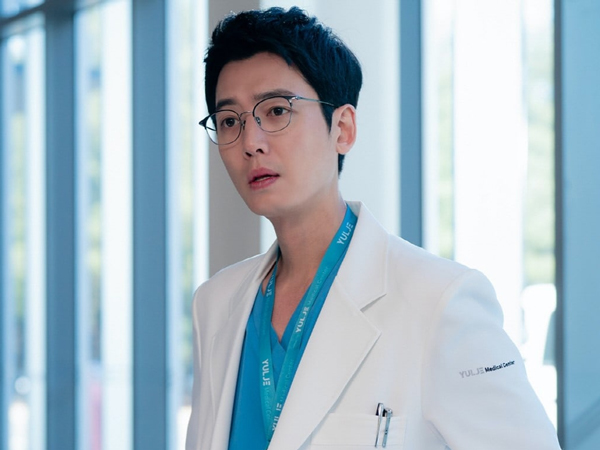 Karakter Jung Kyung Ho Makin Memesona di Drama ‘Hospital Playlist 2’