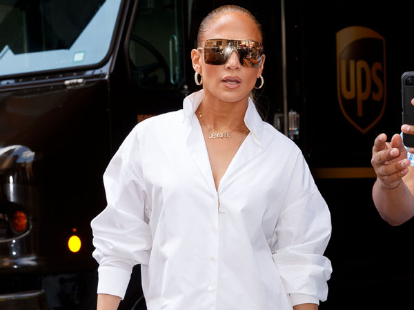 Penampilan Nyentrik Nan Seksi Jennifer Lopez, Tak Pakai Celana atau Malah 'Kedodoran'?
