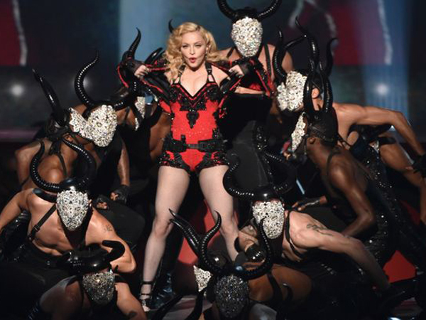 Duh, Madonna Jatuh di Panggung Ditarik Penari Latarnya Sendiri!