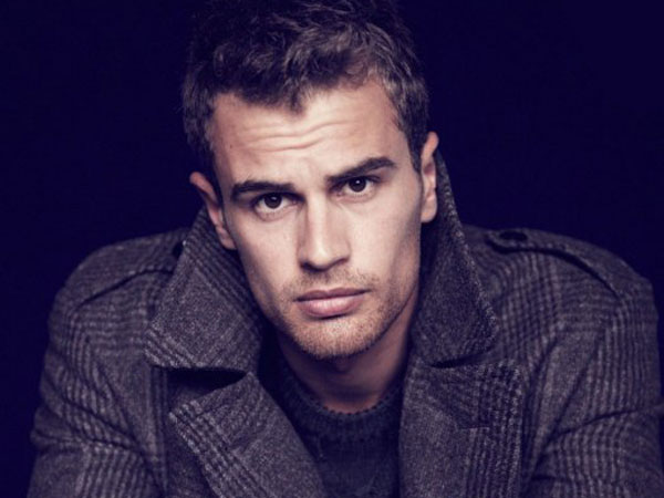 Bintang ‘Divergent’ Theo James Siap Pimpin Vampir Perangi Manusia!