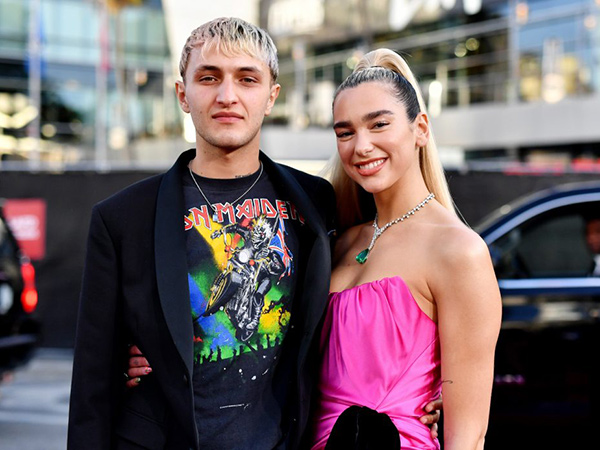 Bagikan Momen Mesra, Dua Lipa Rayakan Satu Tahun Pacaran dengan Anwar Hadid