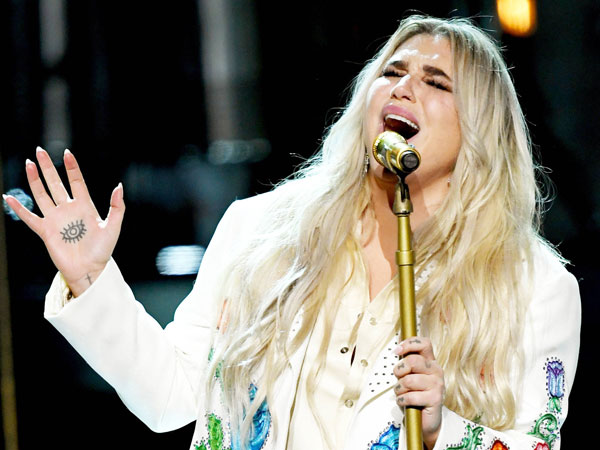 Tampil Memukau di Grammy, Kesha Banjir Pujian dari Sesama Penyanyi!